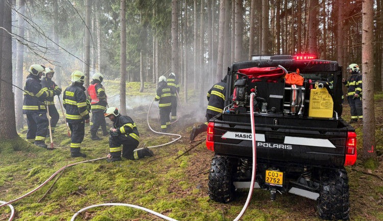 Do nepřístupného lesa vyrazili hasiči se speciálním vozítkem