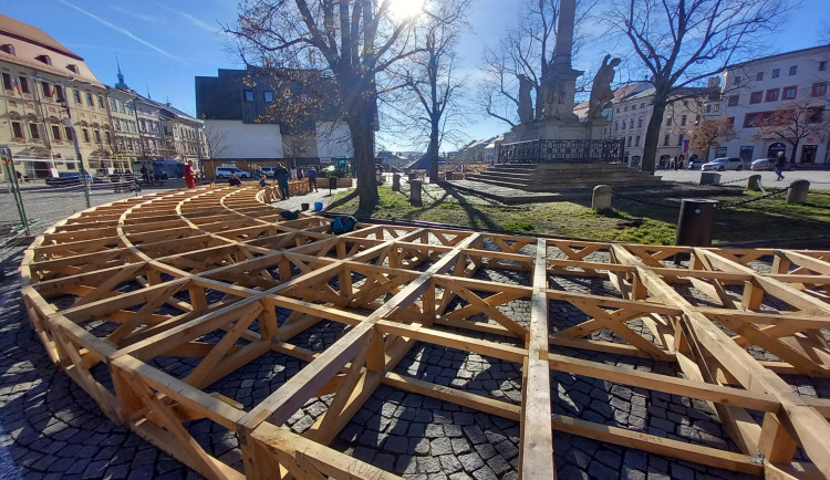 FOTO: Na jihlavském náměstí staví konstrukci pro kluziště. Bruslení bude zdarma