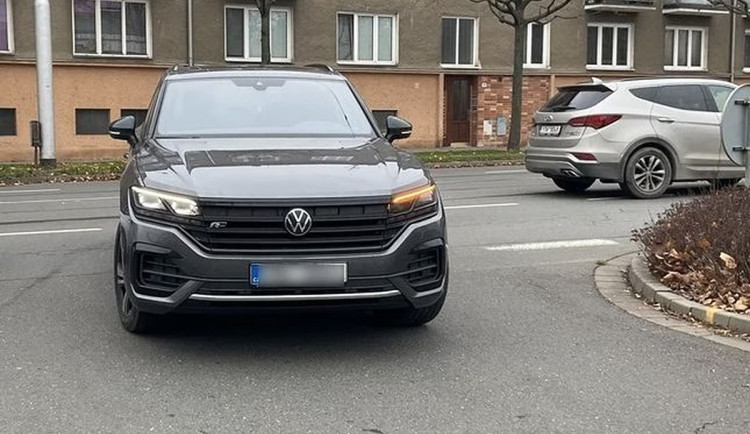 Postarší řidič srazil v Olomouci strážníka. Dechová zkouška nebyla nulová