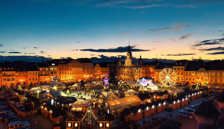 Náměstí se mění v adventní městečko. Trhy začínají už v polovině listopadu