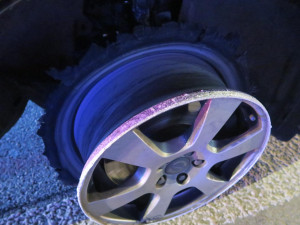 Opilý řidič ignoroval defekt. Po ráfku ujel přes 20 kilometrů