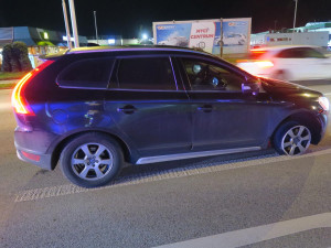 Opilý řidič ignoroval defekt. Po ráfku ujel přes 20 kilometrů