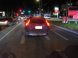 Opilý řidič ignoroval defekt. Po ráfku ujel přes 20 kilometrů