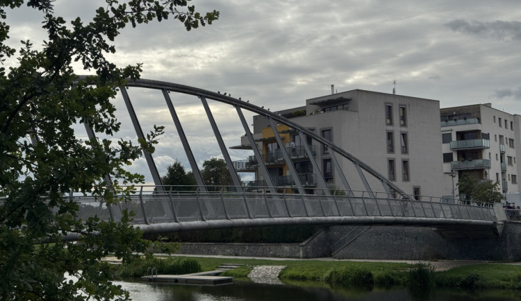 Lávka přes Vltavu je opravená. Otevřená je o týden dřív