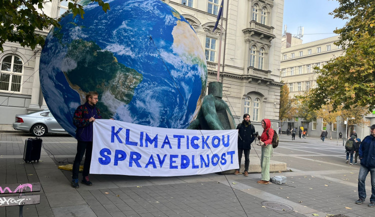 FOTO: V Brně se sešli příznivci Klimatické žaloby. Ústavní soud jejich stížnost zamítl