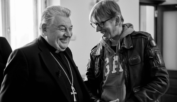 Na pohřbu kardinála Duky přečte z Bible režisér Strach, kázat bude arcibiskup Graubner