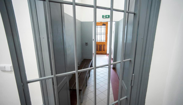 Tři roky natvrdo za ukradené autíčko, tyčinku a uzený sýr. Recidivista se nepoučil