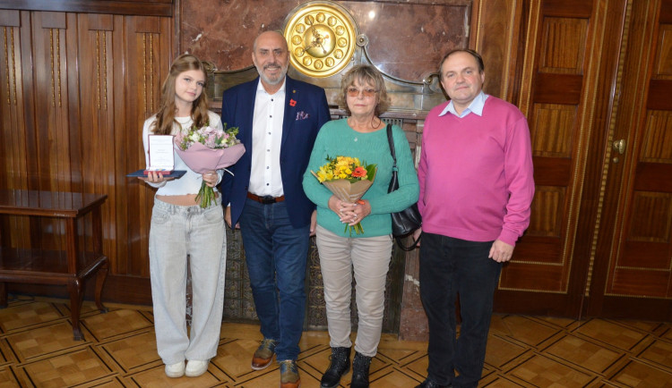 Čtrnáctiletá dívka zachránila život své babičce, která zkolabovala. Nyní dostala ocenění