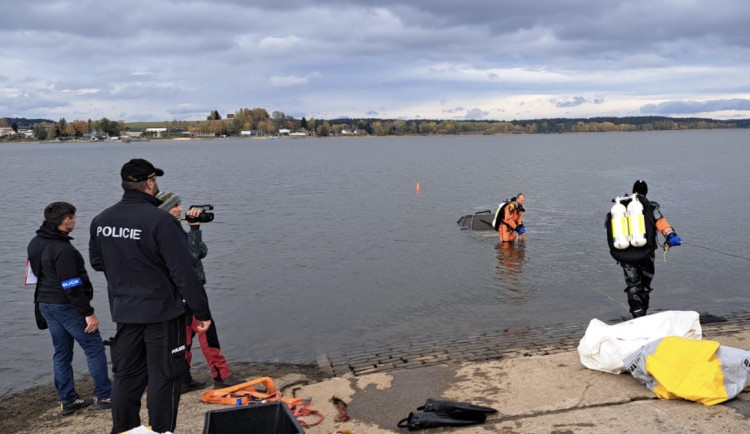 Ostatky nalezené v autě v Lipně patřily pohřešovaným Rakušanům, potvrdily testy