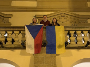 Okamura sundal vlajku Ukrajiny z budovy Sněmovny. Vlastní vyvěsili i jihočeští politici