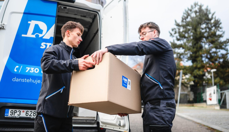 Dan stěhuje: parta, která zvládne všechno. Od gauče až po zlatý kočár