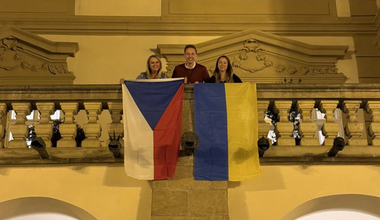 Okamura sundal vlajku Ukrajiny z budovy Sněmovny. Reagovali i jihočeští politici