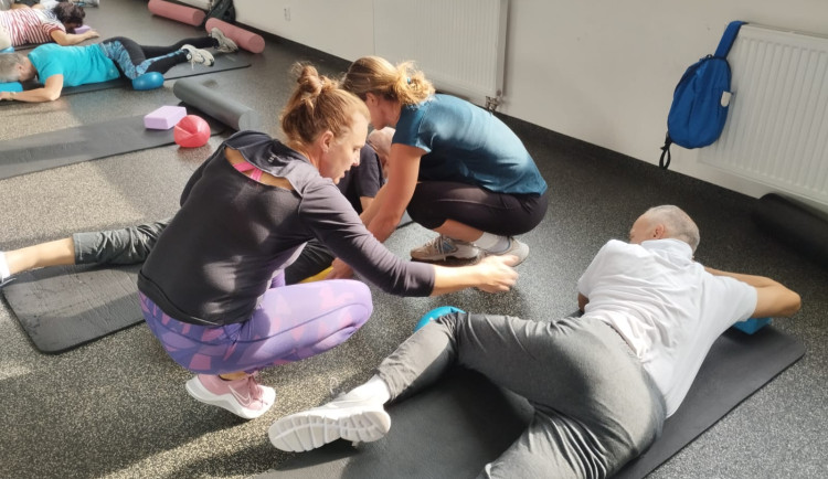 Studenti pomáhají onkologickým pacientům, cvičí s nimi a chodí na procházky