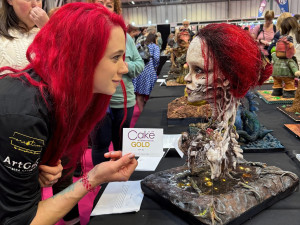 Čokoládová busta z jižních Čech ovládla svět. Jen vlasy dělala cukrářka 90 hodin