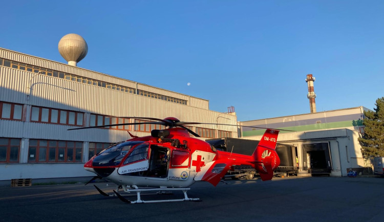 Ženu v práci zavalily palety o váze 200 kilo, na místo letěl záchranářský vrtulník