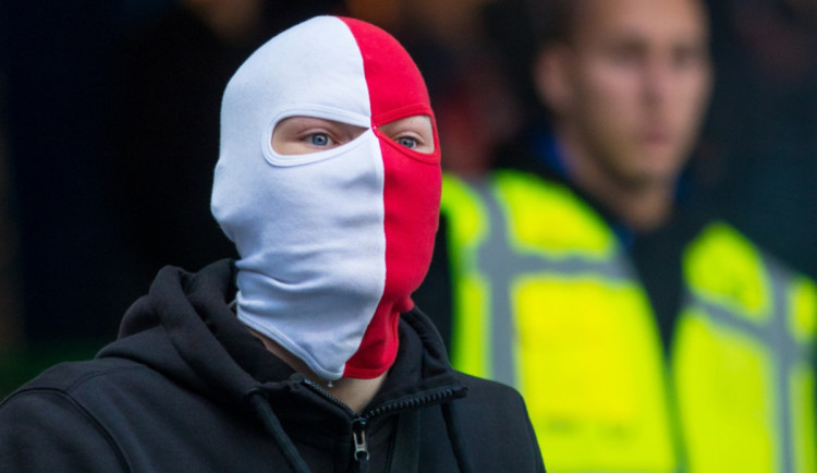 Fotbalový fanoušek chtěl lístky na zápas. Podvodník ho připravil o 14 tisíc