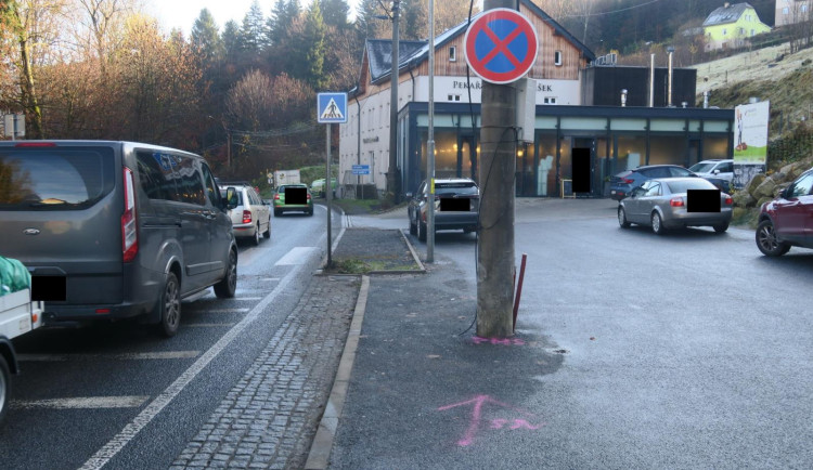 Nehoda na námraze před známým pekařstvím. Řidička dostala smyk, narazila do sloupu