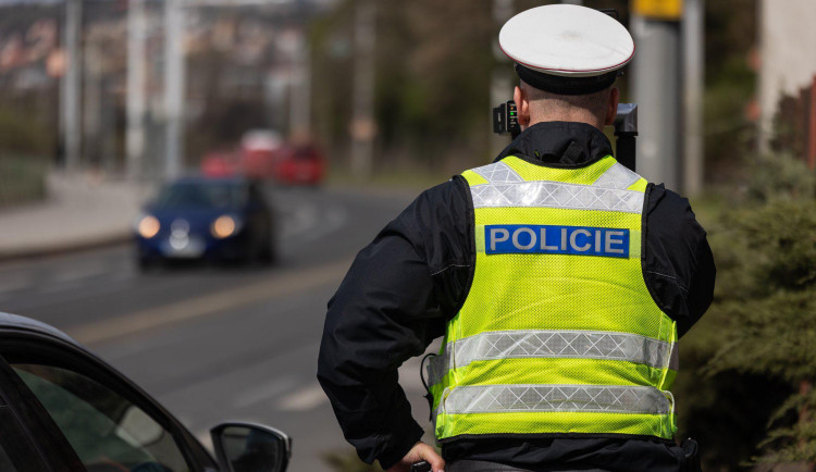 Porsche se na devadesátce řítilo rychlostí 155 km/h. Zasáhla silniční kontrola