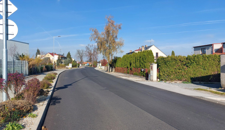 Opravená silnice v Roudném je hotová. Obyvatelé už nemusí objíždět přes Vidovskou