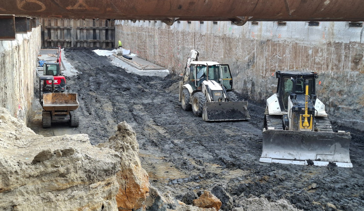 Bagry se zakously do země pod železnicí. Důležitý podjezd na severní spojce už se rýsuje