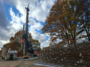Bagry se zakously do země pod železnicí. Důležitý podjezd na severní spojce už se rýsuje