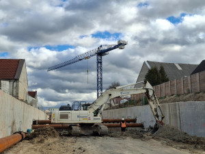 Bagry se zakously do země pod železnicí. Důležitý podjezd na severní spojce už se rýsuje