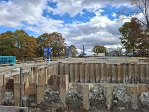 Bagry se zakously do země pod železnicí. Důležitý podjezd na severní spojce už se rýsuje