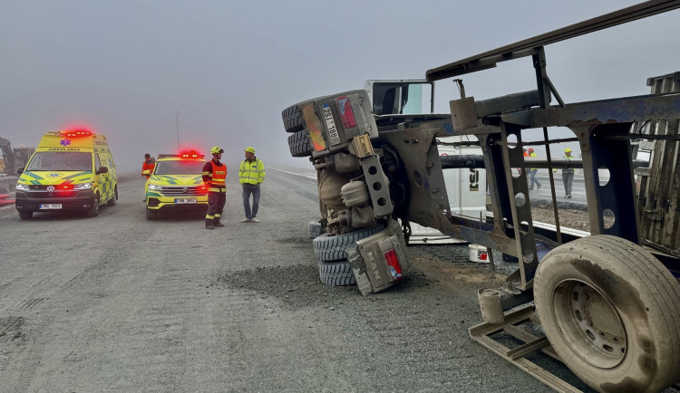 Na stavbě dálnice D55 u Kokor se převrátil kamion. Řidič má zhmoždění břicha a hrudníku