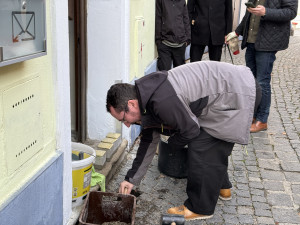 Stopa po Holzerových končí ve varšavském ghettu. Paměť národa umístila další kameny zmizelých