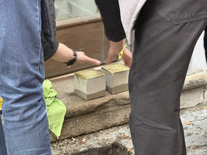 Stopa po Holzerových končí ve varšavském ghettu. Paměť národa umístila další kameny zmizelých