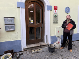 Stopa po Holzerových končí ve varšavském ghettu. Paměť národa umístila další kameny zmizelých