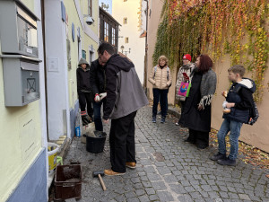 Stopa po Holzerových končí ve varšavském ghettu. Paměť národa umístila další kameny zmizelých