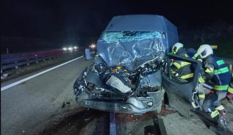 Dálnici D3 uzavřela nehoda dodávky a náklaďáku. Na místě přistával vrtulník