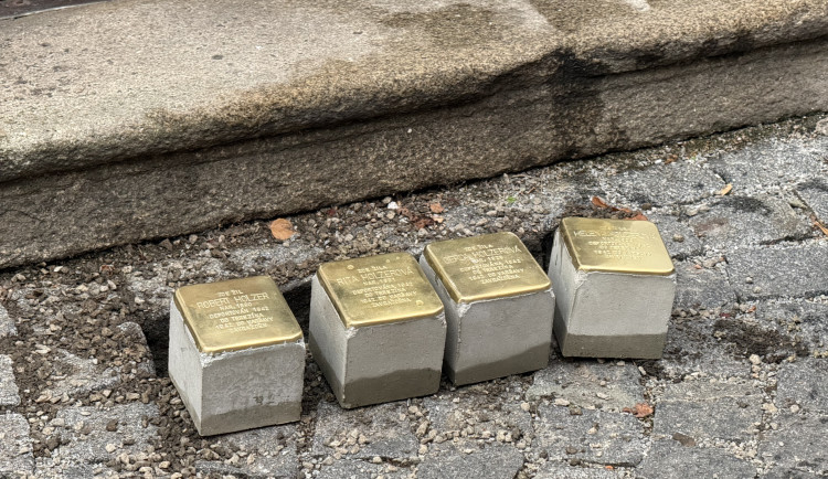 Stopa po Holzerových končí ve varšavském ghettu. Paměť národa umístila další kameny zmizelých