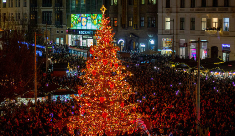 Vánoční strom na Svoboďáku ozdobí světelný řetěz, měří tři a půl kilometru