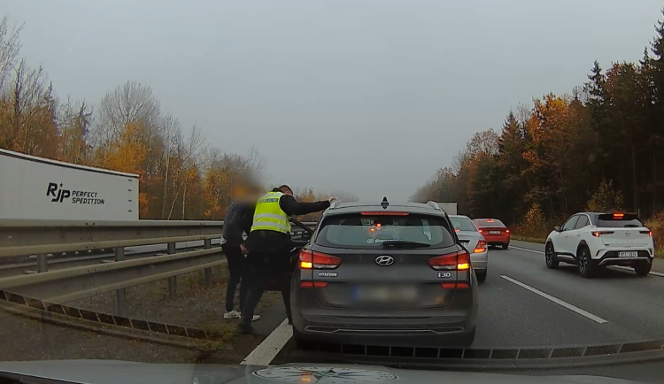 Vypadala, že bude rodit. Žena uvízla na D5, policisté s majáky ji protáhli kolonou