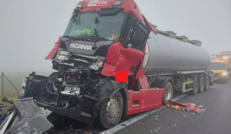 Na dálnici havarovala osobní i nákladní auta, také autobus. Policie varuje před mlhou