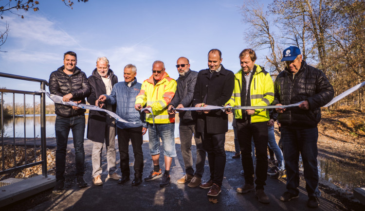 Hluboká nad Vltavou slavnostně otevřela novou stezku ve Zvolenovské ulici