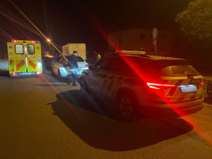 Muž pod vlivem lysohlávek ukradl v Táboře dodávku. Při honičce zničil plot i dvě auta