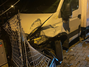 Muž pod vlivem lysohlávek ukradl v Táboře dodávku. Při honičce zničil plot i dvě auta