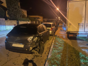 Muž pod vlivem lysohlávek ukradl v Táboře dodávku. Při honičce zničil plot i dvě auta