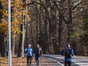 Hluboká nad Vltavou slavnostně otevřela novou stezku ve Zvolenovské ulici