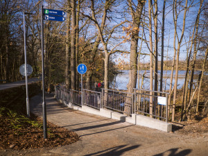 Hluboká nad Vltavou slavnostně otevřela novou stezku ve Zvolenovské ulici