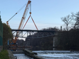 V Táboře použili těžkou techniku. Instalaci mostu zvládl jeřáb s nosností 200 tun