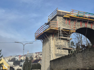 V Táboře použili těžkou techniku. Instalaci mostu zvládl jeřáb s nosností 200 tun