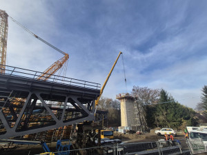 V Táboře použili těžkou techniku. Instalaci mostu zvládl jeřáb s nosností 200 tun