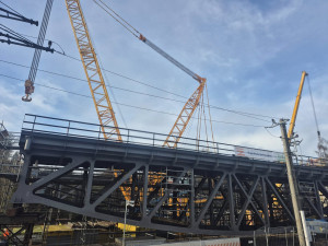 V Táboře použili těžkou techniku. Instalaci mostu zvládl jeřáb s nosností 200 tun