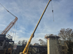V Táboře použili těžkou techniku. Instalaci mostu zvládl jeřáb s nosností 200 tun