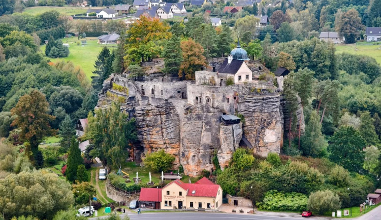 Turisté zůstali zamčení na hradě ve Sloupu. Zachraňovali je českolipští strážníci