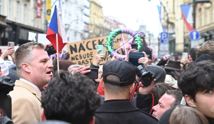 FOTO,VIDEO: 17. listopad na Národní třídě. Nejvíc se pískalo na Babiše a Turka